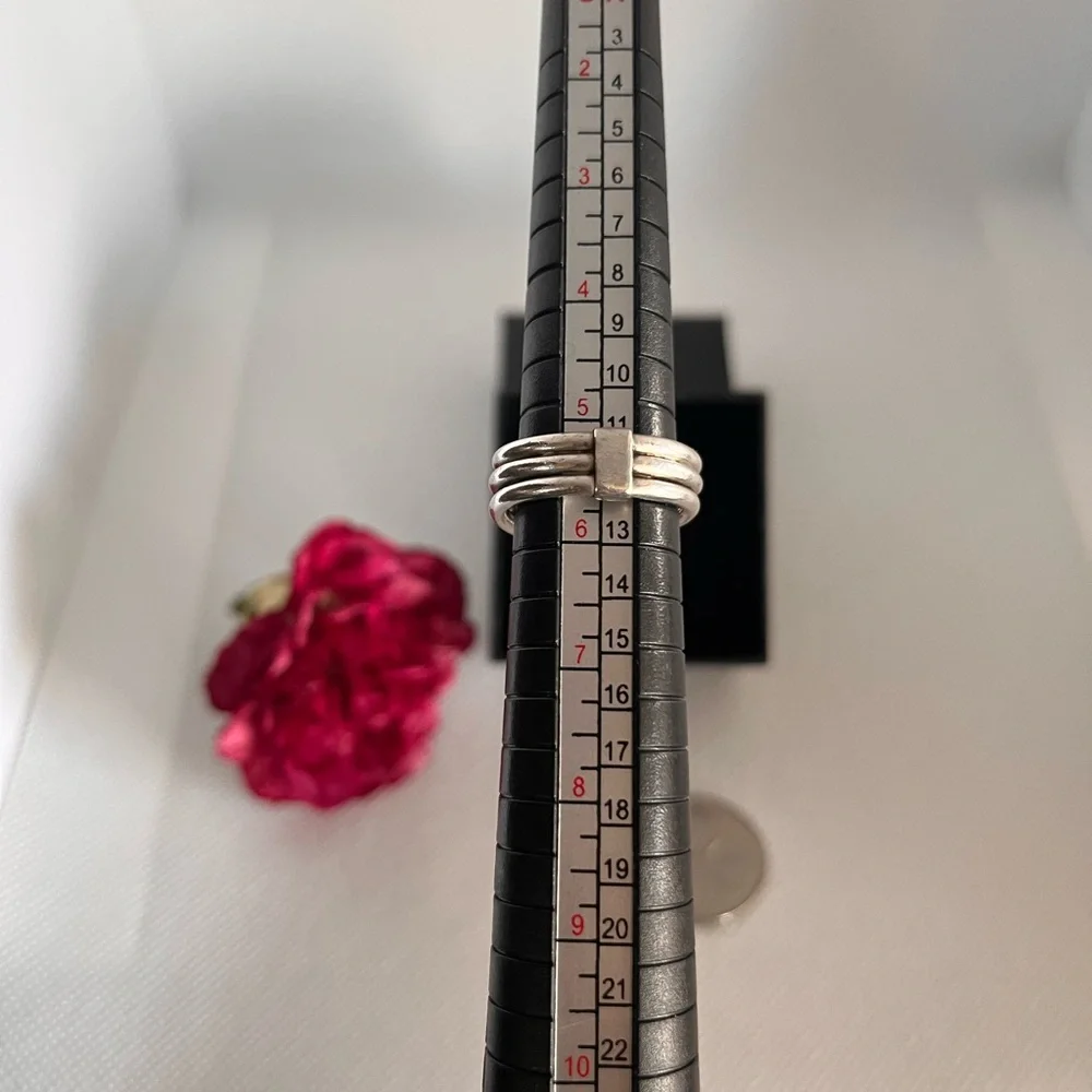 Elegant “Connection” Design Genuine Silver Band Ring - Size 6.5 - Picture 3 of 4